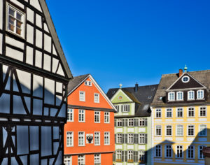 Europa, Deutschland, Hessen, Lahn-Dill-Kreis, Lahn-Dill-Bergland, Wetzlar, Schwarzadlergasse am Fischmarkt mit ehemaligem Reichskammergericht, Stadtwappen (Reichsadler) Europa, Deutschland, Hessen, Lahn-Dill-Kreis, Lahn-Dill-Bergland, Wetzlar, Schwarzadlergasse am Fischmarkt mit ehemaligem Reichskammergericht, Stadtwappen (Reichsadler)