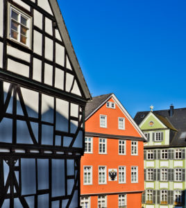 Europa, Deutschland, Hessen, Lahn-Dill-Kreis, Lahn-Dill-Bergland, Wetzlar, Schwarzadlergasse am Fischmarkt mit ehemaligem Reichskammergericht, Stadtwappen (Reichsadler) Europa, Deutschland, Hessen, Lahn-Dill-Kreis, Lahn-Dill-Bergland, Wetzlar, Schwarzadlergasse am Fischmarkt mit ehemaligem Reichskammergericht, Stadtwappen (Reichsadler)