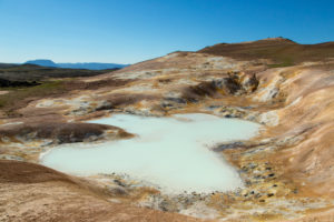 Island, farbige Hänge am Vulkan Leirhnjúkur im Krafla-Gebiet, Krafla-Kaldera mit Lavafeldern, Schwefelablagerungen, heiße Quellen, Island, farbige Hänge am Vulkan Leirhnjúkur im Krafla-Gebiet, Krafla-Kaldera mit Lavafeldern, Schwefelablagerungen, heiße Quellen,