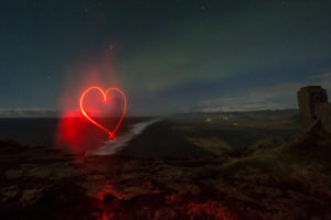 Island, mit einer Taschenlampe gemaltes rotes Herz, Nacht, Nordlicht, Sternenhimmel, Vulkan im Hintergrund, Island, mit einer Taschenlampe gemaltes rotes Herz, Nacht, Nordlicht, Sternenhimmel, Vulkan im Hintergrund,
