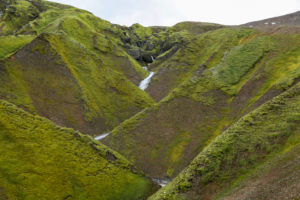 Island, Fjallabak, Wildbach im Zickzack, grüner Berghang Island, Fjallabak, Wildbach im Zickzack, grüner Berghang