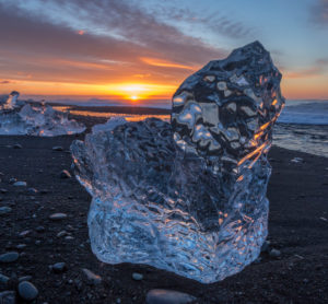 Island, Gletschereis am Lavastrand in der Gletscherlagune Jökulsarlon, Sonnenaufgang Island, Gletschereis am Lavastrand in der Gletscherlagune Jökulsarlon, Sonnenaufgang