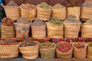 Körbe mit getrockneten Blüten und Kräutern, Marrakesch, Marokko Körbe mit getrockneten Blüten und Kräutern, Marrakesch, Marokko
