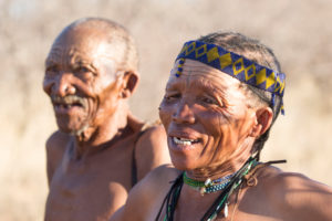 Mann und Frau vom Volksstamm der San, Kalahari, Namibia, Afrika Mann und Frau vom Volksstamm der San, Kalahari, Namibia, Afrika