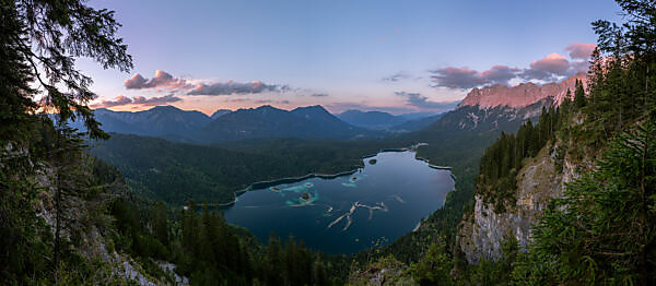 Blick auf den Eibsee in der Abenddämmerung Blick auf den Eibsee in der Abenddämmerung