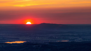 Hoher Peißenberg und untergehende Sonne Hoher Peißenberg und untergehende Sonne