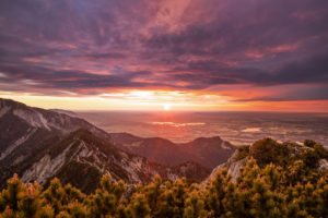 Heimgarten und angrenzender Grat bei Sonnenuntergang, Staffelsee und Murnau im Hintergrund Heimgarten und angrenzender Grat bei Sonnenuntergang, Staffelsee und Murnau im Hintergrund