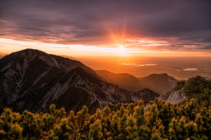 Heimgarten und angrenzender Grat bei Sonnenuntergang, Staffelsee und Murnau im Hintergrund Heimgarten und angrenzender Grat bei Sonnenuntergang, Staffelsee und Murnau im Hintergrund
