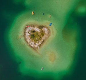 Pedal boats, yellow pedal boat, blue pedal boat, stand-up paddle, SUP, heart island, heart-shaped island, disc island, disc bush, inland island, lake island, fresh water island, turquoise water, Eibsee, Grainau, Garmisch-Partenkirchen, Upper Bavaria, Bavaria, southern Germany, Germany Pedal boats, yellow pedal boat, blue pedal boat, stand-up paddle, SUP, heart island, heart-shaped island, disc island, disc bush, inland island, lake island, fresh water island, turquoise water, Eibsee, Grainau, Garmisch-Partenkirchen, Upper Bavaria, Bavaria, southern Germany, Germany