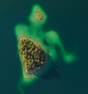 Aerial view Sasseninsel (Sassenbüchel, Roseninsel) on the Eibsee, turquoise (green) water, trees, Grainau, Garmisch-Partenkirchen, Upper Bavaria, Bavaria, southern Germany, Germany Aerial view Sasseninsel (Sassenbüchel, Roseninsel) on the Eibsee, turquoise (green) water, trees, Grainau, Garmisch-Partenkirchen, Upper Bavaria, Bavaria, southern Germany, Germany