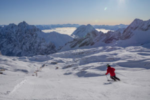 Skiers on the Zugspitze in winter while skiing on the slopes, looking towards the southeast, blue sky, high fog, snow, mountain peaks, Zugspitze, Grainau, Garmisch-Partenkirchen, Upper Bavaria, Bavaria, southern Germany, Germany Skiers on the Zugspitze in winter while skiing on the slopes, looking towards the southeast, blue sky, high fog, snow, mountain peaks, Zugspitze, Grainau, Garmisch-Partenkirchen, Upper Bavaria, Bavaria, southern Germany, Germany