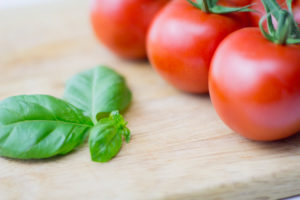 Tomate mit frischem Basilikum, Tomate mit frischem Basilikum,