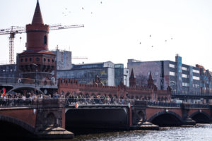 Demonstration gegen steigende Mieten an der Oberbaumbrücke, Schlesisches Tor, Warschauer Platz, Kreuzberg, Berlin Demonstration gegen steigende Mieten an der Oberbaumbrücke, Schlesisches Tor, Warschauer Platz, Kreuzberg, Berlin