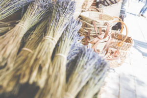 Körbe und Bündel getrockneter Lavendel an einem Marktstand. Körbe und Bündel getrockneter Lavendel an einem Marktstand.
