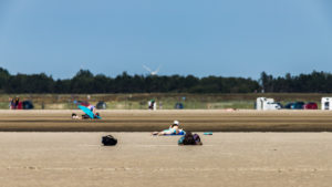 Frau mit Bikini und Sonnenhut liegt im Sand und sonnt sich, St.Peter Ording, Strandurlaub Frau mit Bikini und Sonnenhut liegt im Sand und sonnt sich, St.Peter Ording, Strandurlaub