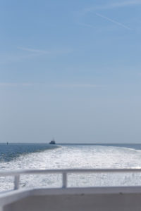 Meer, Wasser, Stille und Wasserkraft, die Bugwelle und die Gischt. Meer, Wasser, Stille und Wasserkraft, die Bugwelle und die Gischt.