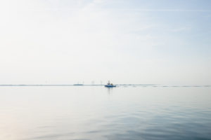 Meer, Wasser, Stille und auch Flaute: bis zum Horizont. Hinter dem Horizont Meer, Wasser, Stille und auch Flaute: bis zum Horizont. Hinter dem Horizont