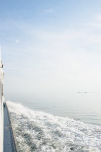 Meer, Wasser, Stille und Wasserkraft, die Bugwelle und die Gischt. Meer, Wasser, Stille und Wasserkraft, die Bugwelle und die Gischt.