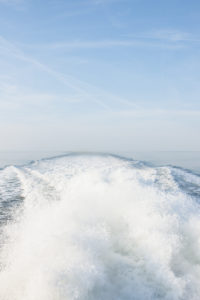 Meer, Wasser, Stille und Wasserkraft, die Bugwelle und die Gischt. Meer, Wasser, Stille und Wasserkraft, die Bugwelle und die Gischt.