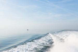 Meer, Wasser, Stille und Wasserkraft, die Bugwelle und die Gischt. Meer, Wasser, Stille und Wasserkraft, die Bugwelle und die Gischt.