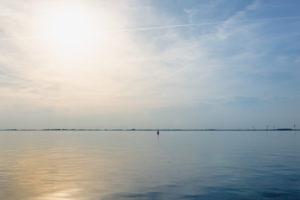 Meer, Wasser, Stille und auch Flaute: bis zum Horizont. Hinter dem Horizont Meer, Wasser, Stille und auch Flaute: bis zum Horizont. Hinter dem Horizont
