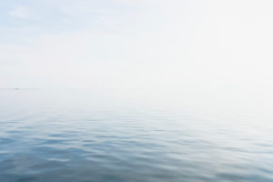 Meer, Wasser, Stille und auch Flaute: bis zum Horizont. Hinter dem Horizont Meer, Wasser, Stille und auch Flaute: bis zum Horizont. Hinter dem Horizont