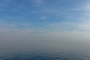 Meer, Wasser, Stille und auch Flaute: bis zum Horizont. Hinter dem Horizont Meer, Wasser, Stille und auch Flaute: bis zum Horizont. Hinter dem Horizont