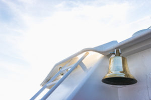 Eine Schiffsglocke auf einem Schiff im Gegenlicht - Zeit wirds! Eine Schiffsglocke auf einem Schiff im Gegenlicht - Zeit wirds!