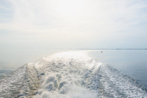 Meer, Wasser, Stille und Wasserkraft, die Bugwelle und die Gischt. Meer, Wasser, Stille und Wasserkraft, die Bugwelle und die Gischt.
