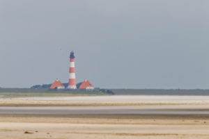 Fata Morgana - in der Ferne steht der Leuchtturm Westerheversand - Wandern und Weitsicht im norddeutschen Wattenmeer. Fata Morgana - in der Ferne steht der Leuchtturm Westerheversand - Wandern und Weitsicht im norddeutschen Wattenmeer.