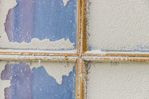 Sandverwehung am Fenster eines Hauses am Strand - Nahaufnahme - Sand, Formation, Aussicht Sandverwehung am Fenster eines Hauses am Strand - Nahaufnahme - Sand, Formation, Aussicht