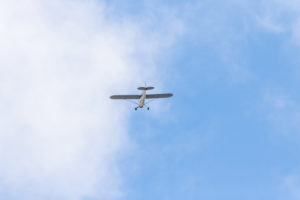 Ein kleines Flugzeug, eine Propellermaschine von unten im Landeanflug. Ein kleines Flugzeug, eine Propellermaschine von unten im Landeanflug.