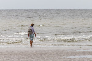 Erholung bei jedem Wetter: eine Frau watet durch das Wasser und genießt Meer und Nordsee. Erholung bei jedem Wetter: eine Frau watet durch das Wasser und genießt Meer und Nordsee.