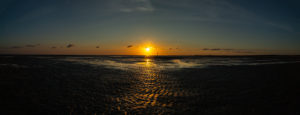 Der Sonne entgegen, Sonnenuntergang, stimmungsvolles Farbenspiel an der Nordsee im Wattenmeer, endlose Weite zur Blauen Stunde-Pano Der Sonne entgegen, Sonnenuntergang, stimmungsvolles Farbenspiel an der Nordsee im Wattenmeer, endlose Weite zur Blauen Stunde-Pano