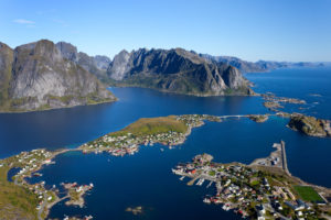 Reinebringen, Aussicht, Blauer Himmel, Reine, Dorf, Fjord, Lofoten, Nordland, Norwegen Reinebringen, Aussicht, Blauer Himmel, Reine, Dorf, Fjord, Lofoten, Nordland, Norwegen
