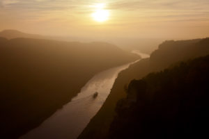 Sonnenuntergang, Elbe, Fluss, Gebirge, Sonne, Bärengrund, Boot, Schiff Sonnenuntergang, Elbe, Fluss, Gebirge, Sonne, Bärengrund, Boot, Schiff