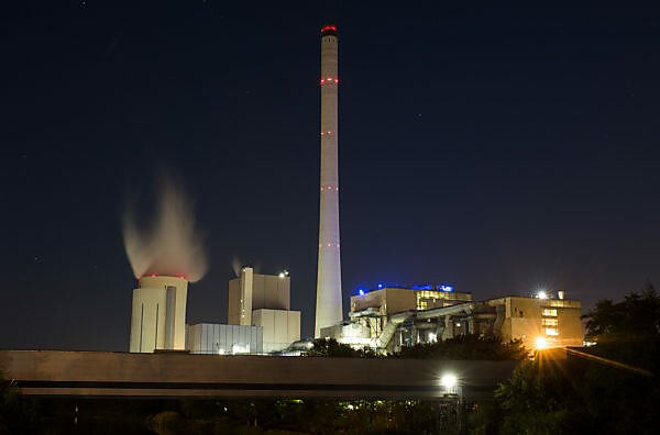Bildagentur | mauritius images | Das Steag Kraftwerk,grafiert am 13.09.2016  in Herne (Nordrhein-Westfalen) bei Sonnenaufgang. Der Stromproduzent Steag  will in Deutschland etwa die Hlfte seiner Kraftwerksblcke vom Netz nehmen  und bis zu