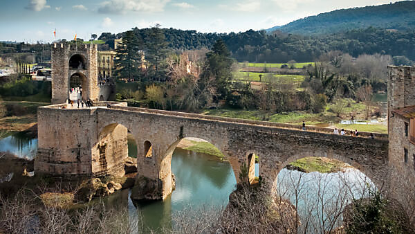 Pont Vell über den Fluss Fluvià in Besalú. Der Ort ist seit 1966 als Kulturgut (Bien de Interés Cultural) in der Kategorie Conjunto histórico-artístico anerkannt. Die Brücke wurde um 1315 erbaut. Pont Vell über den Fluss Fluvià in Besalú. Der Ort ist seit 1966 als Kulturgut (Bien de Interés Cultural) in der Kategorie Conjunto histórico-artístico anerkannt. Die Brücke wurde um 1315 erbaut.