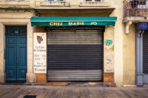 Geschlossene Weinhandlung in Narbonne Geschlossene Weinhandlung in Narbonne