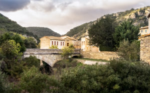 Einfahrt über Brücke nach Félines Termenès im Herbst Einfahrt über Brücke nach Félines Termenès im Herbst