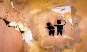 Graffiti eines schlagenden Polizisten auf ablätternde Wand in Narbonne Graffiti eines schlagenden Polizisten auf ablätternde Wand in Narbonne