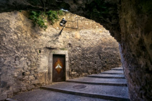 Alte Steintreppe und Steindurchgang in Girona im Herbst. Alte Steintreppe und Steindurchgang in Girona im Herbst.