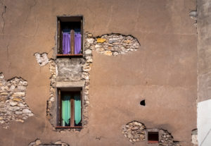 Alte Hauswand und Fenster in Narbonner Altstadt. Alte Hauswand und Fenster in Narbonner Altstadt.