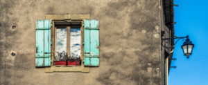 Fenster und Strassenlampe in Montady bei Beziers Fenster und Strassenlampe in Montady bei Beziers