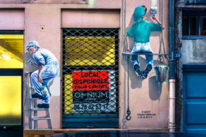 Graffiti im Viertel Croix-Rousse in Lyon im Herbst. Lyon ist seit 1998 Weltkulturerbe der Unesco. Ehemalige Hochburg der industriellen Seidenweberei. Graffiti im Viertel Croix-Rousse in Lyon im Herbst. Lyon ist seit 1998 Weltkulturerbe der Unesco. Ehemalige Hochburg der industriellen Seidenweberei.