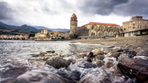 Plage Nord in Collioure im Herbst, Kirche Notre Dames des Anges, Château Royal de Collioure Plage Nord in Collioure im Herbst, Kirche Notre Dames des Anges, Château Royal de Collioure