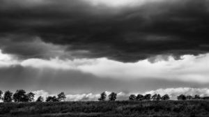 Gewitter über Felder im Frühling bei Vinassan Gewitter über Felder im Frühling bei Vinassan