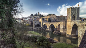 Pont Vell über den Fluss Fluvià in Besalú. Der Ort ist seit 1966 als Kulturgut (Bien de Interés Cultural) in der Kategorie Conjunto histórico-artístico anerkannt. Die Brücke wurde um 1315 erbaut. Pont Vell über den Fluss Fluvià in Besalú. Der Ort ist seit 1966 als Kulturgut (Bien de Interés Cultural) in der Kategorie Conjunto histórico-artístico anerkannt. Die Brücke wurde um 1315 erbaut.