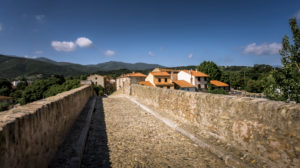 Le Pont du Diable über den Fluss Tech bei Céret. Die einbogige Steinbrücke wurde im XIV Jahrhundert erbaut und ihr einziger Bogen ist 45 Meter weit. Monument historique. Le Pont du Diable über den Fluss Tech bei Céret. Die einbogige Steinbrücke wurde im XIV Jahrhundert erbaut und ihr einziger Bogen ist 45 Meter weit. Monument historique.