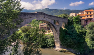 Le Pont du Diable über den Fluss Tech bei Céret. Die einbogige Steinbrücke wurde im XIV Jahrhundert erbaut und ihr einziger Bogen ist 45 Meter weit. Monument historique. Le Pont du Diable über den Fluss Tech bei Céret. Die einbogige Steinbrücke wurde im XIV Jahrhundert erbaut und ihr einziger Bogen ist 45 Meter weit. Monument historique.